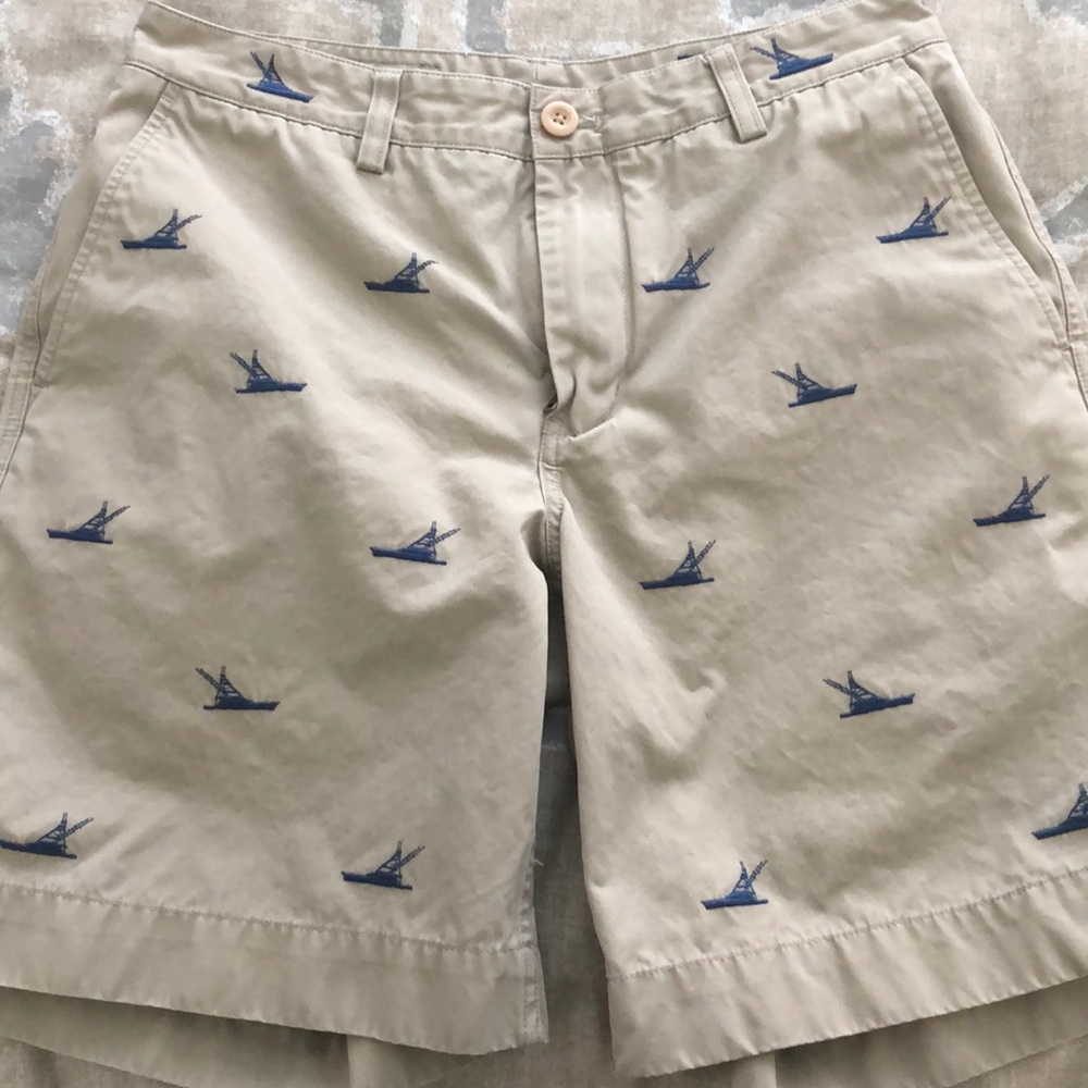 Vineyard vines size 32 embroidered boats shorts; island short